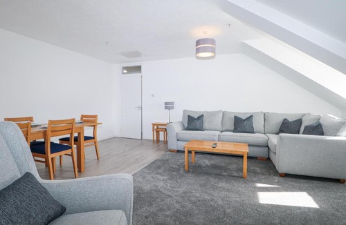 Littlehampton House | Marine Court Three Bedroom Second-floor Apartment 35