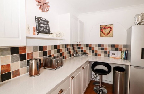 Kirkby Lonsdale Cottage | Market Square Maisonette, Cumbria. TV.