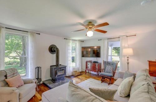 Marshall House | Marshall Cottage on 1895 Tobacco Farm with Hot Tub!