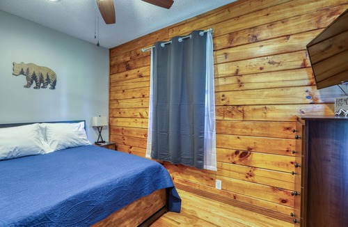 Alexander Cabin | Massive Real Cabin! 3500 SF, Up to 16 guests! Mountain Views, Firepit, HOT TUB!