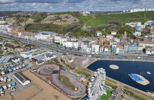Old Town Hastings Apartment | Master accommodation suite 3 sea view