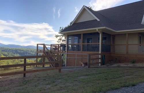 Mill Spring House | MASTERS MTN Retreat | Breathtaking views | Large deck areas ~ 25 min to TIEC