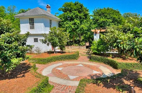 Summerville House | Master’s Rental Spacious 3-bedroom house, and 1-bedroom detached cottage.