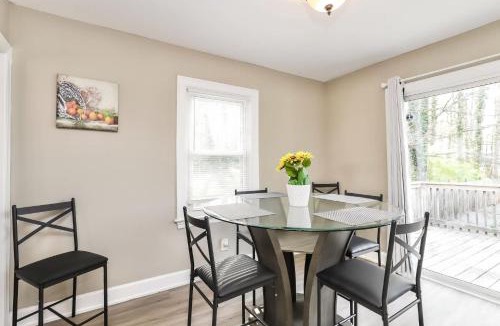 Greensboro House | Maywood Sanctuary Stylish 3BR, 8 Min to Coliseum & UNCG