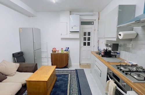 Rusholme House | Mcrshared House-big Bedroom Sleeps 3