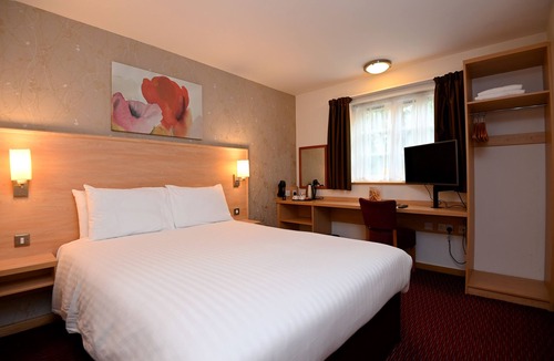 Stratford-upon-Avon Hotel | Meadow Farm, Redditch by Marstons Inns