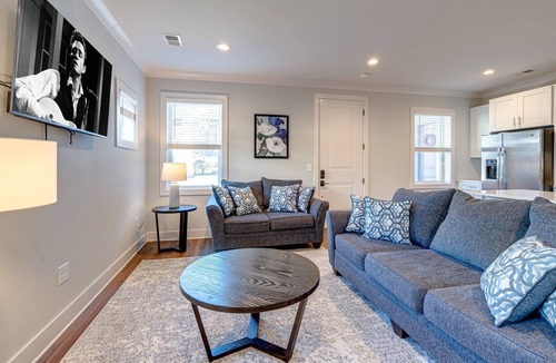 Melrose House | Melrose Fusion - 6 Units - Minutes to Broadway