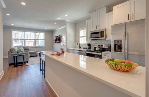 Melrose House | Melrose Fusion - 6 Units - Minutes to Broadway