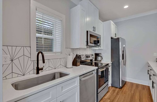 Melrose House | Melrose Mezzo -Great Walking Locat-Mins 2 Broadway