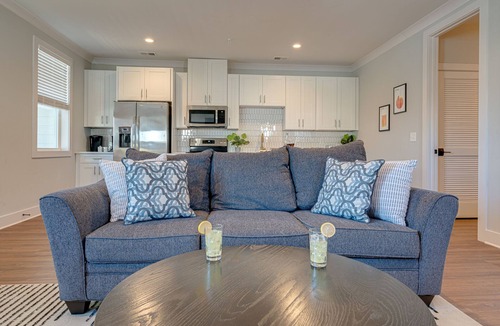 Melrose House | Melrose Muse - 2 Condos - Mins to Broadway