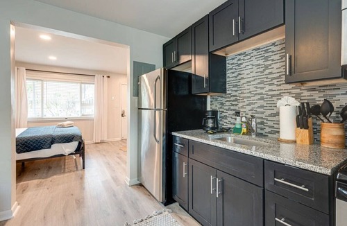 Melrose Apartment | Melrose Studio - Pool & Free Parking Near Downtown