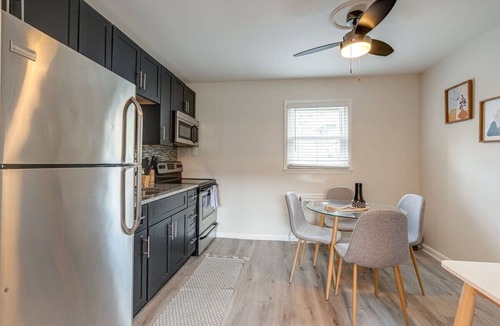Melrose Apartment | Melrose Studio - Pool & Free Parking Near Downtown