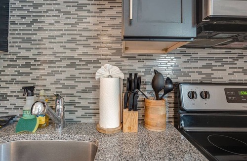Melrose Apartment | Melrose Studio - Pool & Free Parking Near Downtown