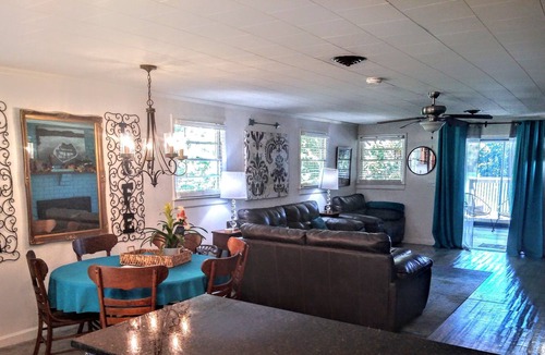 New London House | Memorial and Labor Day still available!