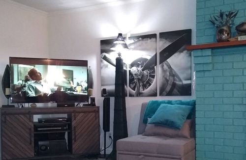 New London House | Memorial and Labor Day still available!