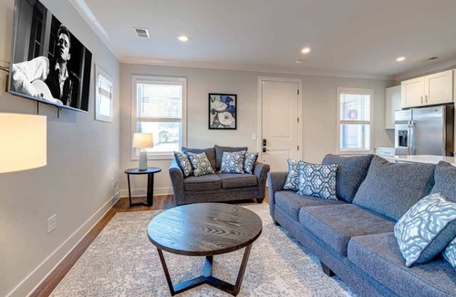 Melrose House | Mesmerize Melrose-Mins to Broadway-Private Rooftop