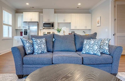 Melrose House | Mesmerize Melrose-Mins to Broadway-Private Rooftop