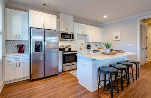 Melrose House | Mesmerize Melrose-Mins to Broadway-Private Rooftop