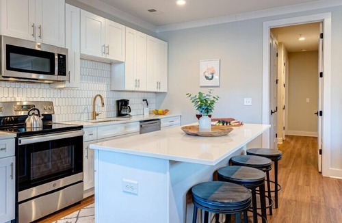 Melrose House | Mesmerize Melrose-Mins to Broadway-Private Rooftop