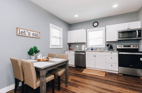 Monroe House | Mid Century 1/4 mile to Downtown Main Street - breweries, coffee, dining, shops