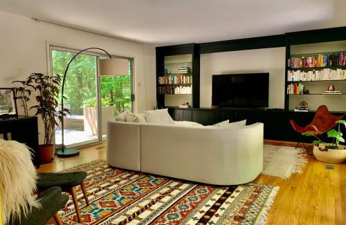Chapel Hill House | Mid Century Designer House - Large & Unique