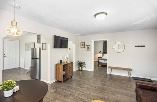 Augusta House | Mid-Century Modern Cottage for Extended Stays