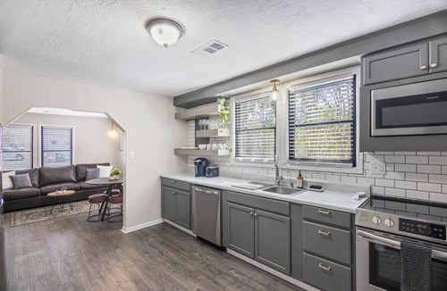 Augusta House | Mid-Century Modern Cottage for Extended Stays