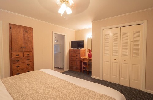 Flat Rock Cabin | Mill House Lodge - 1 Bedroom Suite: King Bed