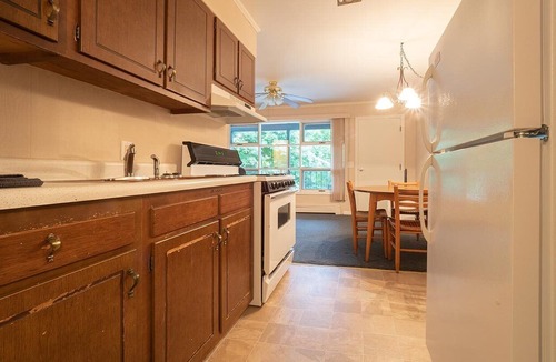 Flat Rock Cabin | Mill House Lodge - 1 Bedroom Suite: King Bed