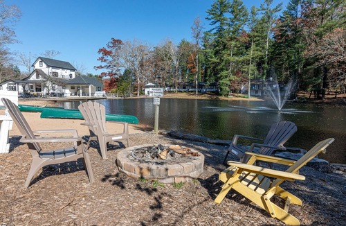 Flat Rock House | Mill House Lodge -NEW King Bed, overlooks Lake and Pool