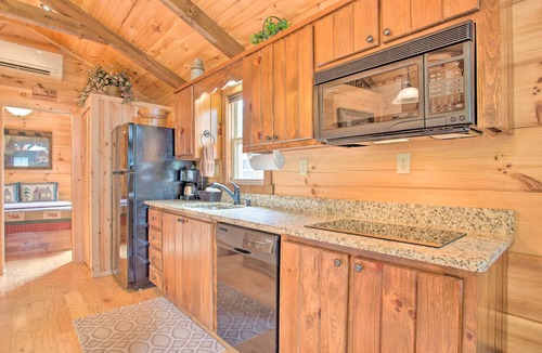 Mill Spring Cabin | Mill Spring Cabin Near Parker-Binns Winery!