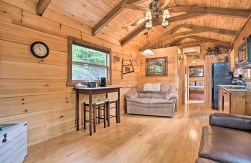 Mill Spring Cabin | Mill Spring Cabin Near Parker-Binns Winery!