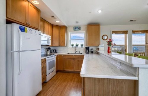 Sea Retreat House | Miller Cottage - Semi OF Home in Kitty Hawk with Hot Tub