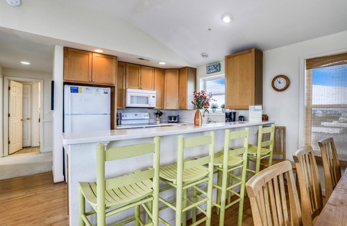 Sea Retreat House | Miller Cottage - Semi OF Home in Kitty Hawk with Hot Tub