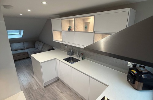 Walton-on-Thames Apartment | Modern 1-Bed Flat w/Garden|Pets & Families Welcome