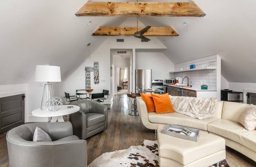 Eighth Avenue House | Modern 1 bedroom loft apartment centrally located