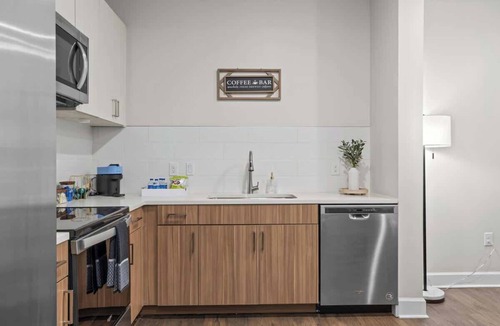 Eighth Avenue Apartment | Modern 1BR Near Broadway & The Gulch
