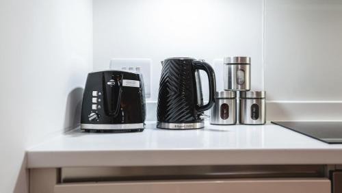 Evelyn Apartment | Modern 1BR - Parking Included -Sleeps 6