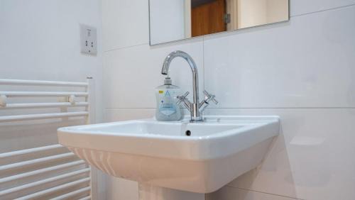 Evelyn Apartment | Modern 1BR - Parking Included -Sleeps 6