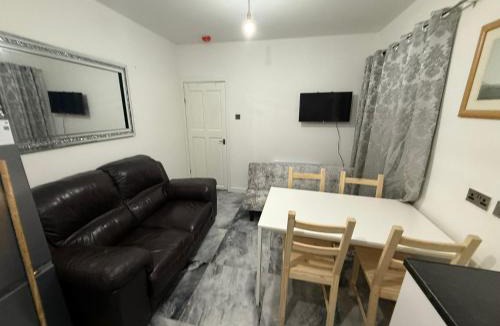 Ashton-under-Lyne Apartment | Modern 2-BDR APT in Ashton-under-Lyne By Kammili Properties Short Lets