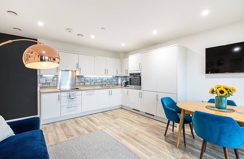 Thamesfield Apartment | Modern 2-Bed Apartment by the Thames