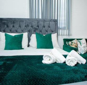 Harlington Apartment | Modern 2 Bed Flat by Heathrow Airport, Free Parking