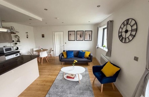 Hemel Hempstead Apartment | Modern 2 Bed Flat, Free Parking, Central Hemel