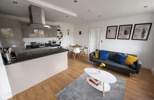 Hemel Hempstead Apartment | Modern 2 Bed Flat, Free Parking, Central Hemel