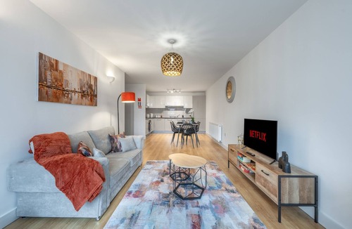 Potters Bar Apartment | Modern 2-Bed Flat w/Balcony + Free Parking