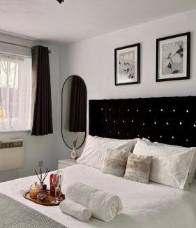 Watford Apartment | Modern 2-Bed Flat, Spacious, near Harry Potter Studio