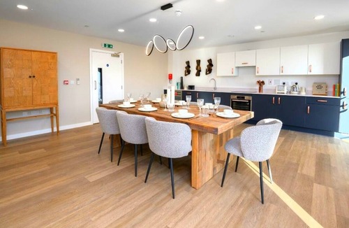 Walton-on-Thames Apartment | Modern 2-Bed Luxury Flat with Balcony, Gym and Parking in Walton on Thames