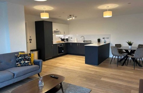 Walton-on-Thames Apartment | Modern 2-Bed Luxury Flat with Balcony, Gym and Parking in Walton on Thames