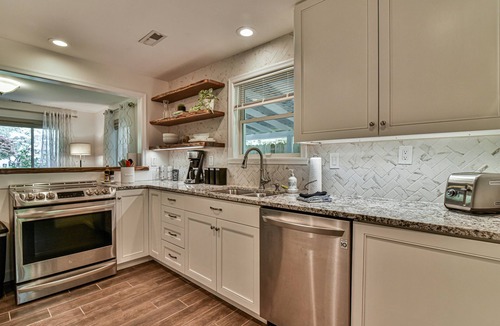 Oakley Cottage | Modern 2 BR Cottage 10 Min from DT, 5 Min from Biltmore - Fresh, Clean & Bright!