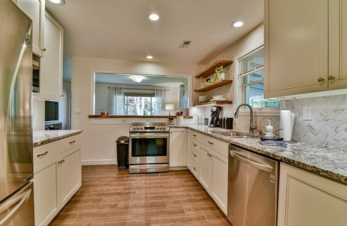 Oakley Cottage | Modern 2 BR Cottage 10 Min from DT, 5 Min from Biltmore - Fresh, Clean & Bright!